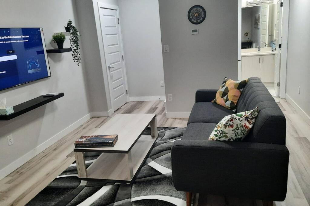 Carsonway Basement Suite Едмънтън Екстериор снимка